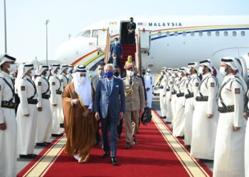 ISMAIL Sabri Yaakob diiringi Dr. Abdullah Abdulaziz Turki Al-Subaie sebaik tiba di Lapangan Terbang Antarabangsa Doha, Qatar. - PEJABAT PERDANA MENTERI