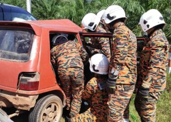 ANGGOTA pengelamat dari Balai Bomba dan Penyelamat Chini mengeluarkan mangsa maut yang tersepit dari kenderaan Perodua Kancil yang bertembung dengan Toyota Hilux, di Kilometer 12 Jalan Chini-Kuantan di Pekan, Pahang. - IHSAN JBPM PAHANG