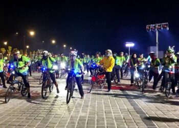 NASARUDDIN Abdul Muttalib (baju kuning) menyertai Program Kayuhan Malam sempena sambutan Earth Hour di Menara Maha, Langkawi malam semalam. - UTUSAN/NUR AMALINA AZMAN