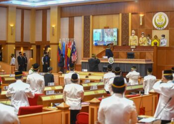 SULTAN Nazrin Muizzuddin Shah berkenan merasmikan Mesyuarat Pertama Tahun Kelima DUN Perak Ke-14 di Ipoh hari ini. - UTUSAN/IHSAN URUSERIA DEWAN NEGERI PERAK