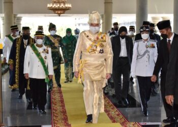 SULTAN Nazrin Muizzuddin Shah berangkat merasmikan Mesyuarat Pertama Tahun Kelima DUN Perak Ke-14 di Ipoh hari ini. - UTUSAN/IHSAN URUSETIA DEWAN NEGERI PERAK