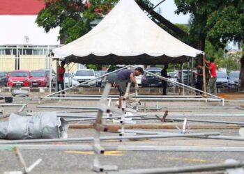 PARA pekerja memasang khemah dan gerai untuk program Madinah Ramadan dan bazar Ramadan yang bakal dibuka di pekarangan Stadium Sultan Muhammad IV, Kota Bharu. – UTUSAN/ZULHANIFA SIDEK