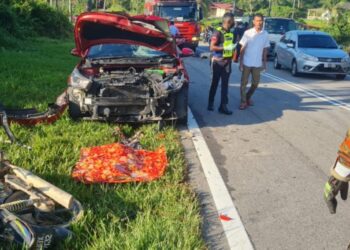 SEPASANG suami isteri maut selepas terbabit dalam nahas dua buah kenderaan di kilometer 5.6, Jalan Pedas Kundur-Linggi, Rembau pagi tadi. - GAMBAR/IHSAN POLIS