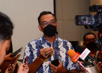 ROSOL Wahid dalam sidang akhbar selepas Majlis Apresiasi bersama Media di Kuala Terengganu, malam tadi.