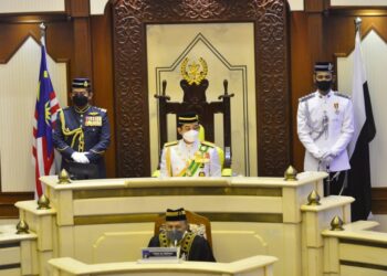 TENGKU Hassanal Ibrahim Alam Shah Al-Sultan Abdullah Ri'ayatuddin Al Mustafa Billah Shah (tengah) berkenan menyempurnakan sesi pembukaan Mesyuarat Pertama Penggal Kelima Dewan Undangan Negeri (DUN) Pahang kali ke-14 di Wisma Sri Pahang di Kuantan, Pahang. - UTUSAN/SHAIKH AHMAD RAZIF