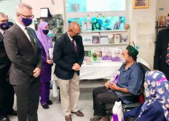 FAISAL Rafiq Mahamd Adikan bertanya khabar kepada seorang pesakit yang datang mendapatkan rawatan di IPPT USM Kampus Bertam, Kepala Batas, Pulau Pinang.