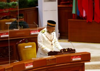 AHMAD Yaakob membaca Titah Ucapan Diraja Sultan Kelantan dalam Istiadat Pembukaan Persidangan Penggal Ke-5 Dewan Undangan Negeri Kelantan Ke-14 Tahun 2022 di Kompleks Kota Darulnaim, Kota Bharu hari ini. - UTUSAN/ZULHANIFA SIDEK