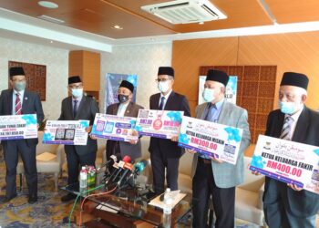 MOHD. Fared Mohd. Khalid (tiga kanan) selepas mengumumkan kadar zakat fitrah Johor bagi tahun 2022 dalam sidang akhbar di Iskandar Puteri, hari ini.