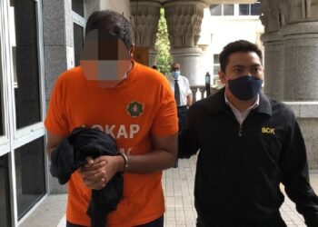 SUSPEK dibenar reman selama empat hari oleh SPRM di Mahkamah Majistret, Putrajaya.