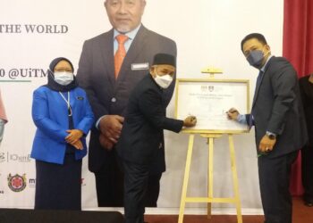 TUAN Ibrahim Tuan Man (tengah) dan Mohd. Fozi Ali (kanan) menandatangani plak perasmian RAS UiTM di Bangunan Annex UiTM Shah Alam, Selangor, hari ini.