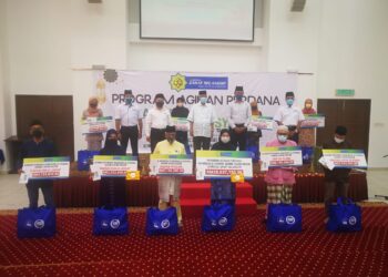 ABDUL Aziz Mohd. Yusof (belakang lima dari kiri) dan Mohd. Sabirin Mohd. Sarbini (belakang enam dari kiri) bergambar bersama wakil penerima zakat di Masjid Tengku Ampuan Jemaah Bukit Jelutong di Shah Alam, Selangor, hari ini. - UTUSAN / ABDUL RAZAK IDRIS