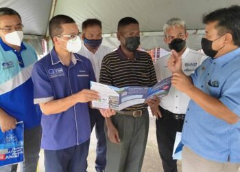 WAHI Nordin (kanan) memberikan taklimat ringkas kepada Razali Kulim (empat dari kiri) yang hadir pada Program Outreach Jom Masuk IPT di Baling hari ini. - UTUSAN/NORLIA RAMLI