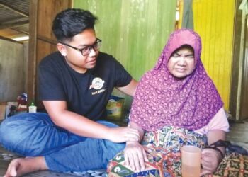 MUHAMMAD Adib Afham Talib sanggup mengorbankan pengajiannya demi menjaga Fudziaton Yunus yang menderita kanser otak tahap empat ketika ditemui di rumahnya di Kampung Kemat di Hulu Terengganu, semalam. – UTUSAN/NOOR HAYATI MAMAT
