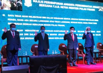 CHOW Kon Yeow bersama-sama anggota perkhidmatan awam berikrar menolak rasuah dalam majlis perhimpunan anggota perkhidmatan awam di Georgetown, Pulau Pinang.