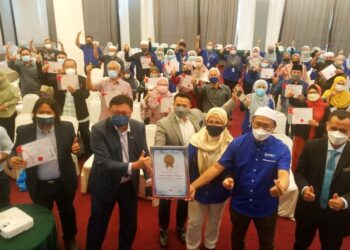 DR. Wan Sazrina Wan Zaid (tiga dari kanan) bersama rakan niaga Superbig Capital Berhad menunjukkan sijil MBOR sebagai kumpulan farmasi pertama memperkenalkan konsep pandu lalu di Malaysia di Kota Bharu hari ini. - UTUSAN/ZULHANIFA SIDEK