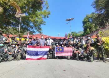 RUZAINI RAIS (tujuh dari kiri) bergambar bersama Platun Harimau PGA dan tentera Thailand di sempadan Wang Kelian, Padang Besar, Perlis hari ini. - UTUSAN/SYED AZLAN SAYID HIZAR