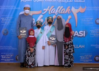 SYAHIR Sulaiman bersama dua anaknya Muhammad Al-Fatih dan Muhammad Al-Amin yang berjaya menghafal al-Quran dalam tempoh kurang setahun dalam Majlis Graduasi Ke-3  Akademi Al-Quran Amalillah (Akmal) di Stadium Tertutup Gong Badak di Kuala Nerus, baru-baru ini.