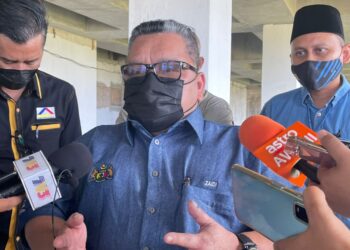 ZAIDI Attan bercakap kepada pemberita selepas meninjau tapak pembinaan PPR Klebang, Melaka. - UTUSAN/DIYANATUL ATIQAH ZAKARYA