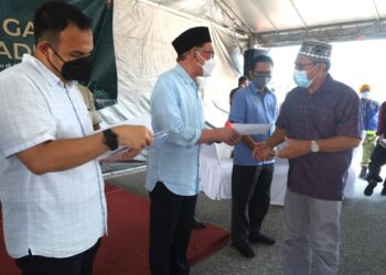 ANWAR Ibrahim menyampaikan sumbangan kepada wakil masjid pada Majlis Sumbangan Ihya' Ramadan kepada masjid dan surau seluruh Port Dickson di Masjid Linggi, Port Dickson hari ini. - UTUSAN/BADRUL HAFIZAN MAT ISA