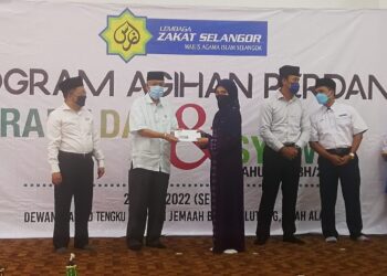 ABDUL Aziz Mohd. Yusof (dua dari kiri) menyampaikan sumbangan zakat kepada wakil penerima zakat di Masjid Tengku Ampuan Jemaah Bukit Jelutong di Shah Alam, Selangor hari ini. - UTUSAN/ABDUL RAZAK IDRIS