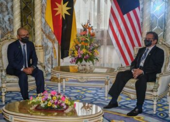 Abang Johari (kanan) menerima kunjungan Ronald Kiandee di pejabatnya di Kuching baru-baru ini.