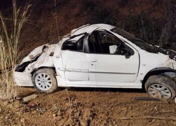 KEADAAN kereta yang remuk dinaiki dua mangsa yang maut dalam kemalangan di jalan Kampung Seroban, Serian, malam tadi.