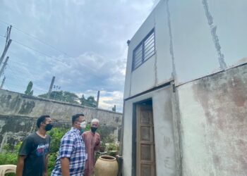 TUANKU Syed Faizuddin Putra Jamalullail berkenan berangkat menyantuni mangsa-mangsa terlibat dengan ribut di sekitar Arau, Perlis.