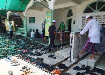 ANTARA jemaah yang menunaikan Solat Jumaat di Masjid Rusila di Marang, tengah hari tadi.