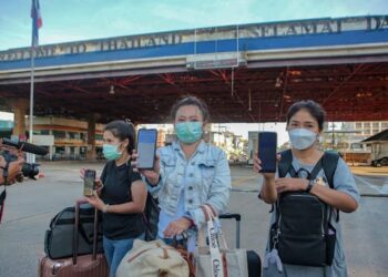 TIGA pelancong dari Thailand yang memasuki negara ini melalui ICQS Bukit Kayu Hitam, Kubang Pasu hari ini. - UTUSAN/SHAHIR NOORDIN