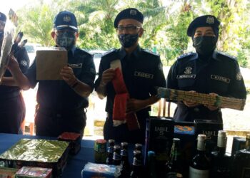 ABDUL Latif Abdul Kadir (kiri) menunjukkan mercun dan bunga api haram pada pameran program Khidmat Bakti Masyarakat di Kampung Orang Asli Bukit Tadom, Banting di Kuala Langat, Selangor, hari ini.