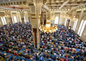 UMAT Islam hadir menunaikan solat Jumaat di Masjid Sri Sendayan, Seremban hari ini dalam fasa peralihan endemik bermula hari ini dengan penjarakan fizikal ketika solat jemaah di Negeri Sembilan ditetapkan mengikut aturan sejadah bersaiz besar iaitu 0.61 meter lebar dan 1.22 meter panjang.-UTUSAN/MOHD. SHAHJEHAN MAAMIN.