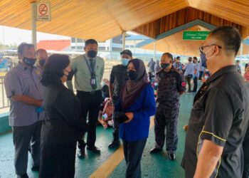 SHARIFAH Sitti Saleha Habib Yussof (tiga kanan) semasa memantau proses penghantaran pulang PATI di Pelabuhan Tawau semalam.