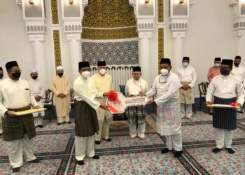 AB. Aziz Yusoff (kanan) menyerahkan replika kunci kepada Zulkifle Ab. Rahman sebagai simbolik penyerahan Masjid Razaleigh di Bandar Lama Gua Musang sambil disaksikan Tengku Razaleigh dan Tengku Mohamad Rizam. - UTUSAN/AIMUNI TUAN LAH