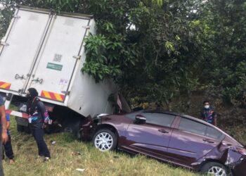 NAHAS dua buah kenderaan di Jalan Sawah Lebar-Sungkak, Kuala Pilah petang tadi yang mengorbankan seorang kakitangan Pejabat Tanah dan Daerah Kuala Pilah. - GAMBAR/IHSAN POLIS