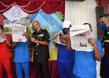 ABD Rahman Taib (tiga dari kiri) bersama banduan yang telah menguasai kemahiran membaca menerusi Program Literasi Membaca 3M di Penjara Seremban.-UTUSAN/NOR SHAFAWATI YUP.