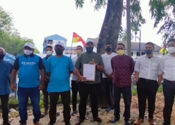 AKIF Rusli (tengah) menunjukkan laporan polis yang dibuat di Balai Polis Seksyen 6, Shah Alam, Selangor, hari ini.