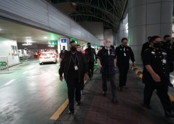 WEE Ka Siong (tengah) melawat Kompleks CIQ Bangunan Sultan Iskandar (BSI) di Johor Bahru, Johor.