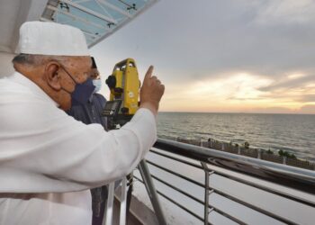MUFTI Negeri Sembilan, Datuk Mohd. Yusof Ahmad melakukan cerapan anak bulan bagi menetapkan tarikh permulaan Ramadan 1443H di Balai Cerap TelOk Kemang, Port Dickson, hari ini. - UTUSAN/MOHD. SHAHJEHAN MAAMIN