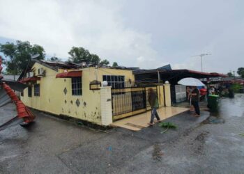 KEADAAN sebuah rumah yang rosak dalam kejadian ribut di Taman  Sutera Jaya, Sungai Petani hari ini. - UTUSAN/OTHMAN YAHAYA