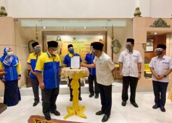 TUANKU Syed Faizuddin Putra Jamalullail (kiri) menerima persembahan surah kelulusan
naik taraf Kolej Universiti Islam Perlis (KUIPs) kepada Universiti Islam Antarabangsa Tuanku Syed Sirajuddin (UniSIRAJ) di Galeri Diraja Arau, Perlis hari ini.
