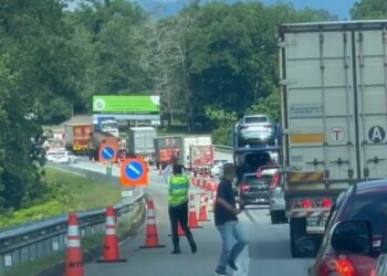 TANGKAP layar rakaman video menunjukkan anggota polis melepaskan tembakan amaran ke udara selepas sebuah SUV memecut melarikan diri dalam sekatan jalan di LPT1 berhampiran Plaza Tol Gambang di Kuantan, Pahang.