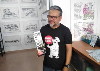 MARO menunjukkan plak Anugerah Tokoh Kartunis 2022 yang diterimanya sempena Hari Kartunis Negara 2022 di Jerantut, Pahang. - UTUSAN/HARIS FADILAH AHMAD