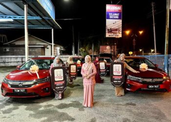 HUSNORLEYDA HUSSIN (depan) bersama empat kakitangan yang menerima hadiah kereta jenis Honda City sempena Majlis Makan Malam dan Anugerah Pekerja Husmat Furniture 2021 di cawangan Kangar, Perlis, semalam.- UTUSAN