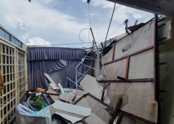 SALAH sebuah rumah yang rosak akibat ditimpa pokok tumbang dalam kejadian ribut di daerah Kuala Muda semalam.