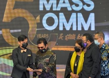 IBRAHIM Abu Shah meletakkan tapak tangan pada tablet sebagai simbolik perasmian sambutan Jubli Emas MassComm sambil disaksikan Massila Hamzah dan Timbalan Naib Canselor Hal Ehwal Pelajar, Profesor Dr. Mohd. Sazili Shahibi (tiga dan dua, kanan) di UiTM, Shah Alam, Selangor.