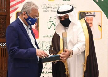 ISMAIL Sabri meneliti hadiah daripada Raja Arab Saudi, Raja Salman Abdulaziz Al-Saud yang disampaikan oleh Duta Arab Saudi ke Malaysia, Datuk Dr. Mahmoud Hussein Saeed Qattan di Putrajaya hari ini.