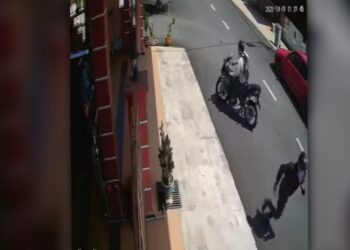 TANGKAP layar rakaman CCTV tular di Facebook yang dua suspek lelaki menaiki motosikal yang disyaki terlibat dalam melakukan samun terhadap seorang warga emas dalam kejadian di Taman Tuanku Jaafar, Seremban baru-baru ini.