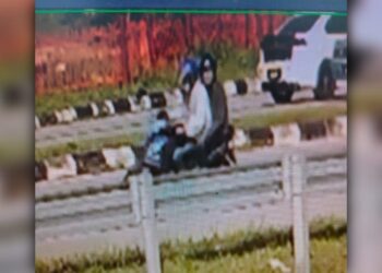 POLIS kini sedang giat mengesan dua suspek lelaki yang cuba menyamun seorang wanita di Taman Dato Lela Maharaja Chembong, Rembau pada 30 Mac lalu.-GAMBAR/IHSAN POLIS