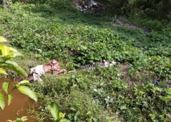 MAYAT dua beranak Orang Asli ditemukan meninggal di tepi sungai berhampiran ladang sawit dipercayai terkena renjatan elektrik ketika memancing menggunakan wayar dan bateri kereta di Batu Sawar 2, dekat Kuala Krau di Temerloh, Pahang. - FOTO SUMBER MEDIA SOSIAL
