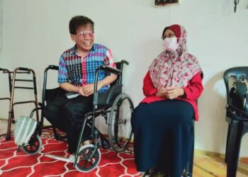 KEHIDUPAN Rocky Din,73,  banyak diuruskan oleh isterinya Hasna Hasan, 66, termasuk membantunya melakukan senaman ringan fisioterapi di kediaman mereka yang terletak di Telok Ayer Tawar dekat Butterworth, Pulau Pinang.